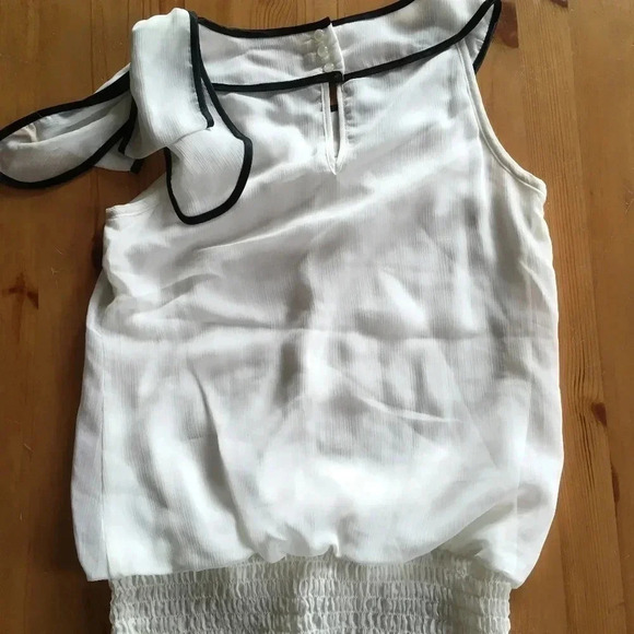 5/$25 Bow  Detail Top - Picture 5 of 6